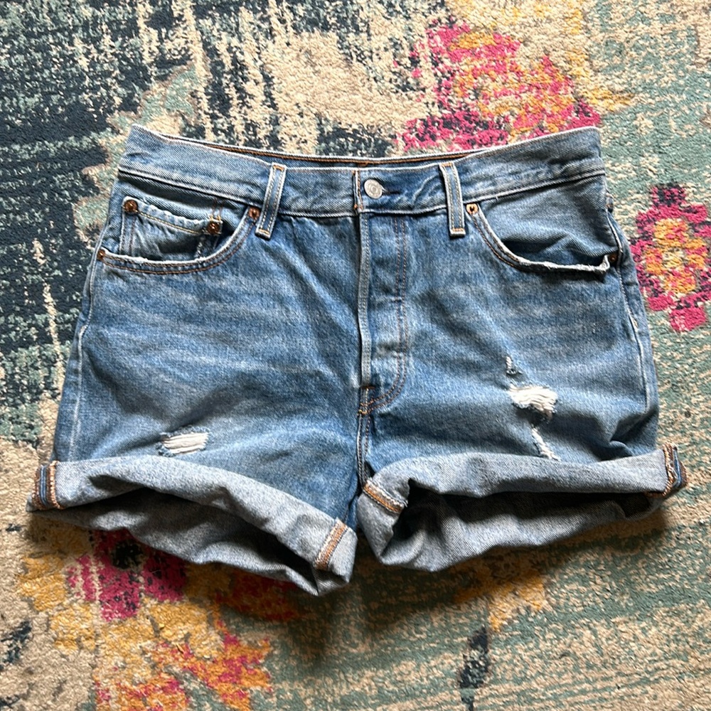 Levi’s denim cut off rolled hem shorts size 29